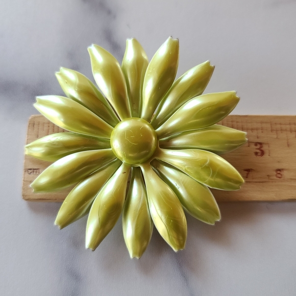 Vintage Iridescent Green Daisy Brooch - Picture 7 of 10